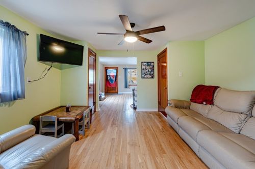 402 Cedar St, Jeannette PA  15644-2522 exterior