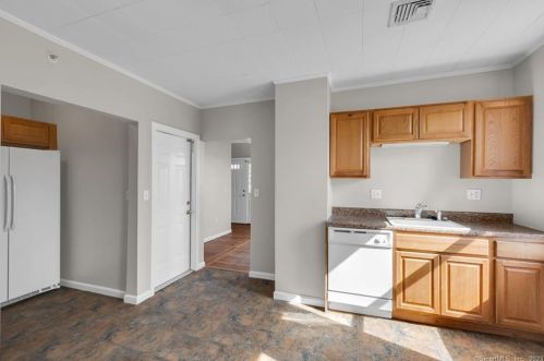 30 Foster St, Manchester CT 06040-5330 exterior