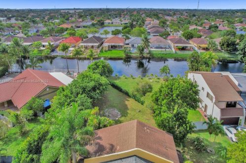 7692 Oakmont Cir, Hialeah FL  33015-2046 exterior