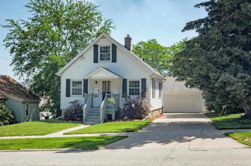 213 Hyde Park Ave, Waukesha, WI 53188-3051