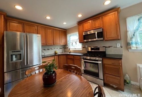 80 Doges Promenade, North Lindenhurst NY  11757-6408 exterior