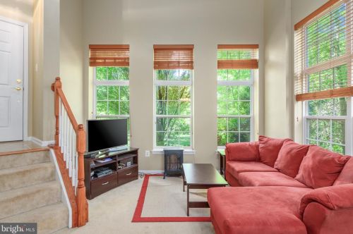 7100 Little Thames Dr, Gainesville VA  20155-4049 exterior