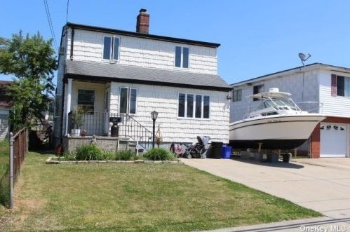 45 Lee Ave, Babylon, NY 11702-4210