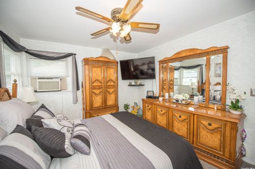 503 Kings Ave, North Lindenhurst NY  11757-3534 exterior