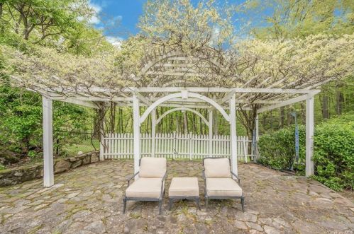 94 Haights Cross Rd, Chappaqua NY  10514-2911 exterior