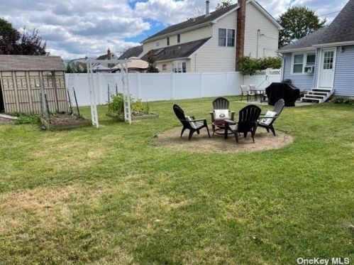 190 31 St, North Lindenhurst NY 11757-3216 exterior