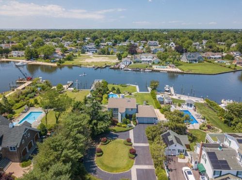 20 Cedar Ln, Babylon NY  11702-3809 exterior