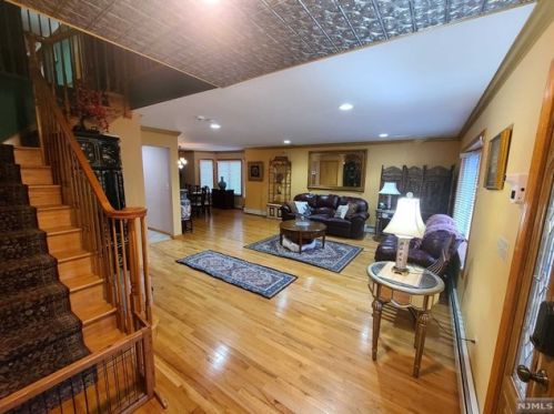 7 Bergen St, Outwater, NJ 07026-2206