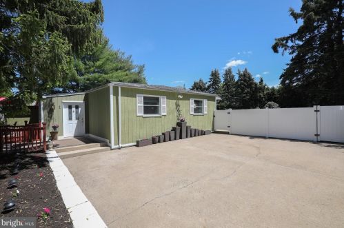 1 Brentwood Dr, Willow Grove, PA 19090-4207