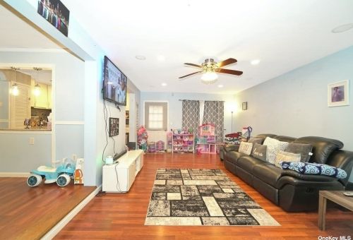 320 3rd St, North Lindenhurst, NY 11757-1409