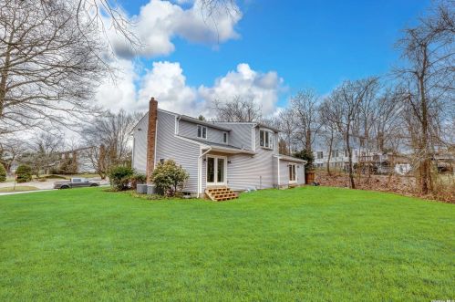 17 Harbor Oaks Dr, San Remo NY  11754-1012 exterior