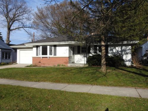 823 12th St, Manitowoc, WI 54220-3204