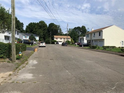 27 Cindy Dr, Waterbury, CT 06704-1667
