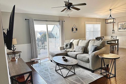 724 Joshua Ln, Lake Geneva WI  53147-4746 exterior