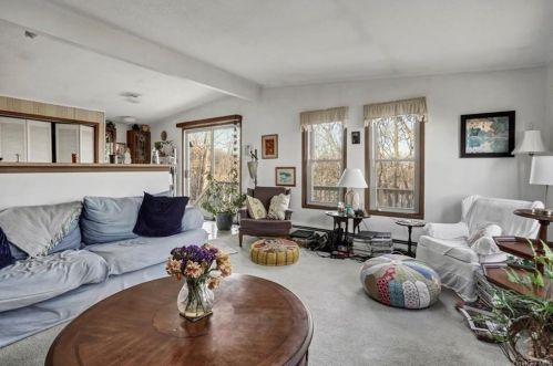 10 Kris Korner Dr, Marlborough NY  12542-5805 exterior