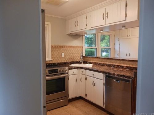 21 Maple Rd, Quaker Hill, CT 06375-1118