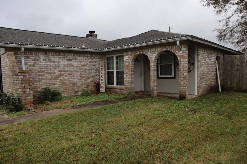 100 Meadowlark Ln, Angleton, TX 77515-3817