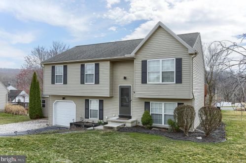 125 Devonshire Ct, Mount Wolf, PA 17347-9555