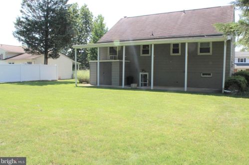 12 Pennsboro Dr, West Enola, PA 17025-1536