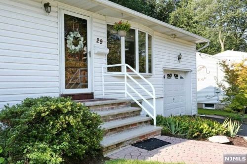 29 White Beeches Dr, Dumont, NJ 07628-1407