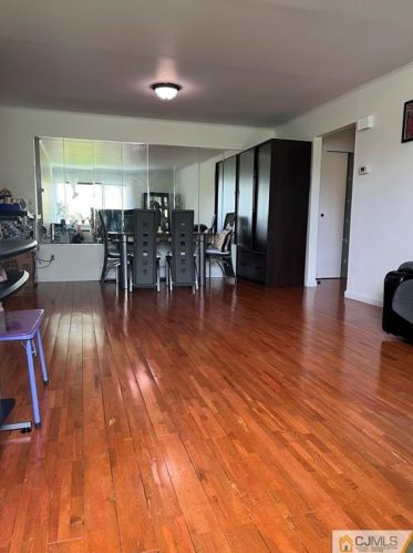 722 Cricket Ln, Woodbridge, NJ 07095-1557