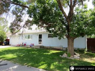 305 Tamarisk Dr, Riverton, WY 82501-4646