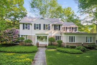 37 Dogwood Dr, Bridgeport, CT 06606-1405