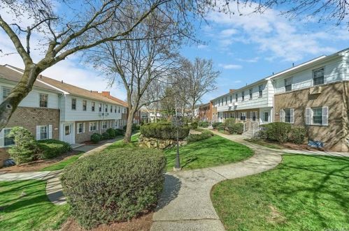 108 Parkside Dr, Airmont, NY 10901-7845