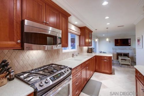 7060 Dennison St, San Diego CA 92122-2431 exterior