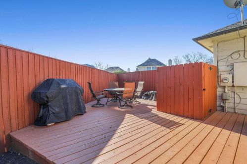 302 Pecos Trl, Irving TX 75063-4543 exterior