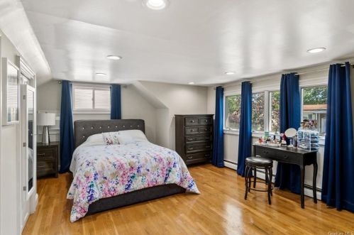 577 Centre Ave, North Lindenhurst NY  11757-3114 exterior