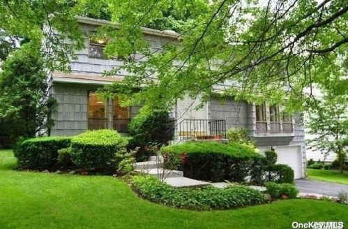 22 Carriage Rd, Great Neck, NY 11024-1446