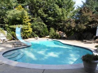 3 Iroquois Dr, Middletown, NJ 07748-3706