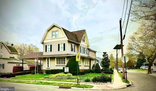 829 Cinnaminson Ave, Palmyra, NJ 08065-2552