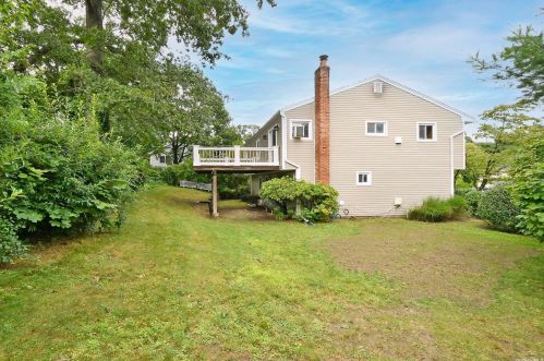 9 Leghorn Ct, Huntington Station NY  11746-2820 exterior