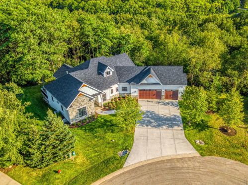 882 Red Hawk Dr, Walworth, WI 53184-9707