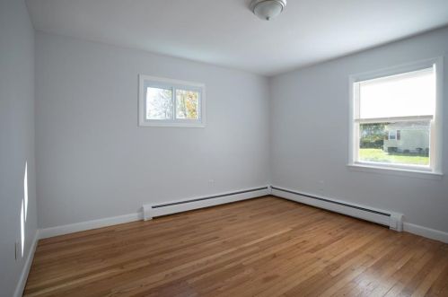140 Montgomery St, Tiverton RI  02878-2423 exterior