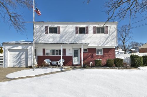 289 22nd St, Deer Park, NY 11729-6324