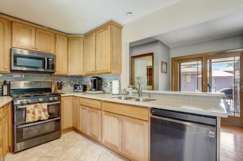 5237 20th St, Milwaukee WI 53233-2548 exterior