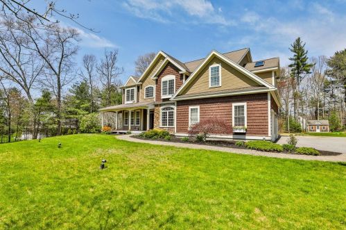 14 Meadow Ln, Salem, NH 03079-2414