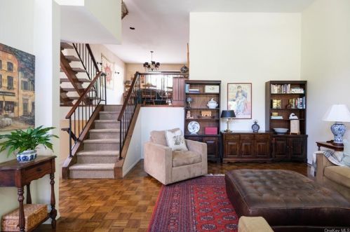 15 The Hamlet, New Rochelle, NY 10803-3052