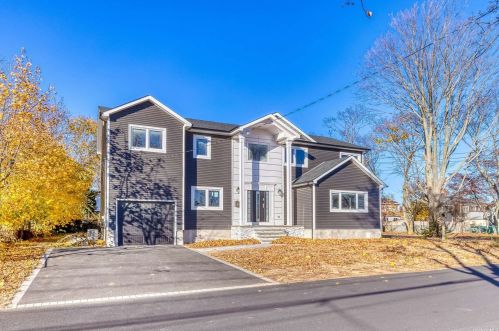740 6th St, Babylon, NY 11704-4512