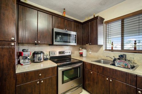 690 50 St, Hialeah FL  33013-1624 exterior