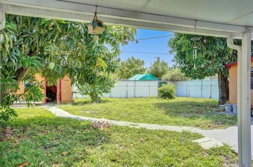 912 32nd St, Hialeah FL  33012-5040 exterior