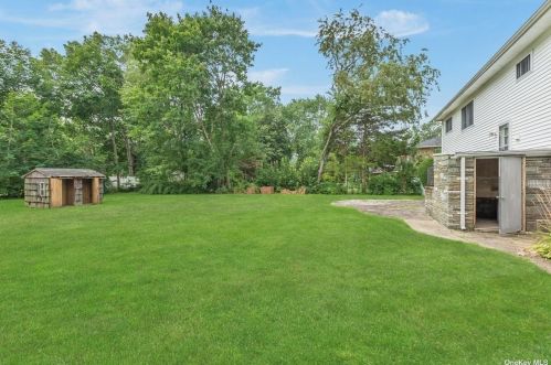 9 Foothill Ln, Elwood NY  11731-4106 exterior