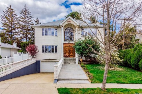 95 Maytime Dr, Muttontown, NY 11753-2233