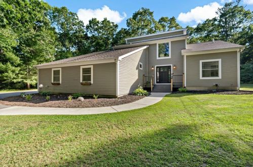 62 Demello Dr, Tiverton RI  02878-2770 exterior