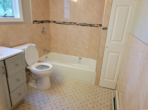 72 Cherry Ave, West Sayville NY  11796-1214 exterior