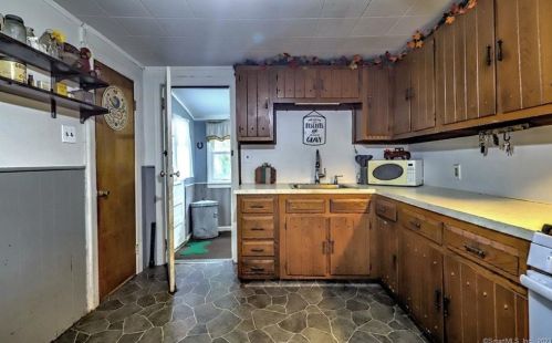 1 Hunters Ln, Ansonia CT  06401-2022 exterior