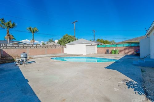 1813 Queensdale St, Compton CA 90221-1930 exterior